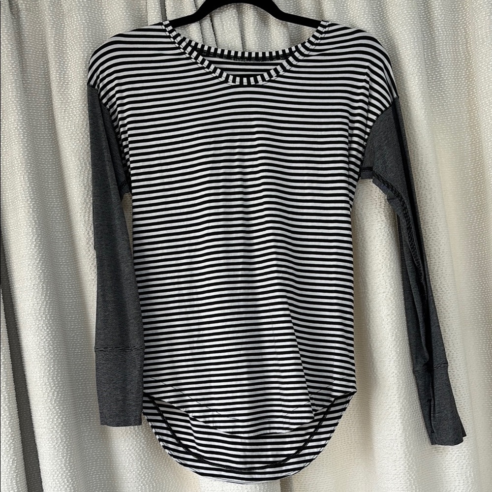 Lululemon Women’s size 2 Striped Black and White contrasting Long Sleeve Top